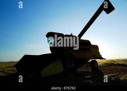 Landwirtschaft, Landwirtschaft, Antik, Kunst, schwarz, blau, Brot, Müsli, Kombinieren, Land, Land, Ausrüstung, Bauernhof, Landwirtschaft Stockfoto