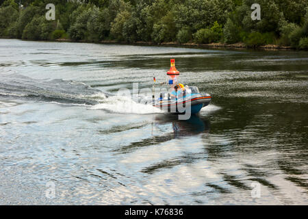 TRIER, Deutschland - 4 AUGUST 2017: Ein deutsches Schnellboot pendelt entlang der Mosel, einem Nebenfluss des Rheins. Stockfoto