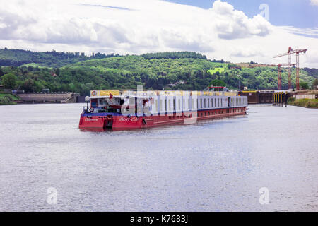 TRIER, Deutschland - 4 AUGUST 2017: Ein Euro River Cruise genannt MV Casanova reisen entlang des Rheins hält an einer Sperre. Stockfoto