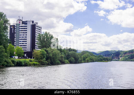 TRIER, Deutschland - 4. Aug. 17: FourSide Plaza Hotel hat 109 Zimmer und einigen Zimmern hat man einen Blick auf den Fluss von der Mosel. Stockfoto