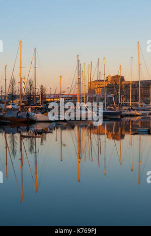 Vertikale Foto der Yacht Hafen von Ostende Stadt mit dem Bahnhof im Hintergrund bei Sonnenuntergang, Belgien. Stockfoto