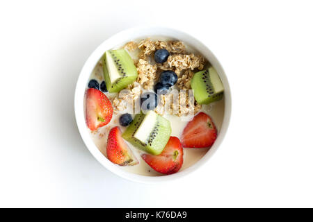 Schüssel Müsli mit frischem Obst Stockfoto