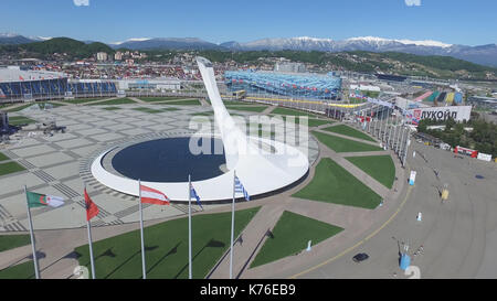 SOCHI, Russland Sotschi Olympic Feuerschale im Olympischen Park Antenne. Sotschi Olympische Feuer Schüssel in den Park. Zentrale Stella und Stadion Fisht gebaut für Winterspiele. Olympischen Objekte der Winterspiele 2014 Stockfoto