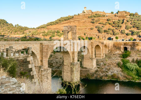 Römische Brücke über den Fluss Tajo in Alcantara, Provinz Cáceres, Extremadura, Spanien Stockfoto