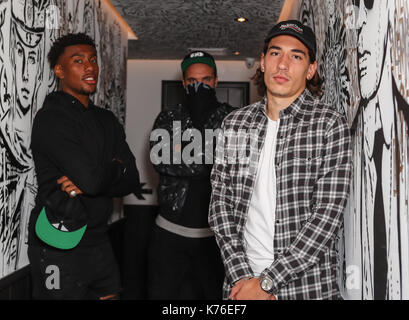 Des Arsenal FC Hector Bellerin und Alex Iwobi wurden heute auf endlosen letzte Ausstellung des Künstlers in der Kensington Exhibitionist Hotel entdeckt. Die fussballer wurden gesehen, den Austausch von freundlichen Geplänkel mit endlosen, wobei in seiner neuen Sammlung von Kunstwerken im Hotel. Die Spieler sind von großer Fan des Künstlers werden sagte, mit Alex Oxlade-Chamberlain nachdem zunächst zu seiner Arbeit von supermodel eingeführt worden, Winnie Harlow, den endlosen beauftragt wurde Anfang dieses Jahres zu malen. Es gibt Gerüchte, dass einige der Arsenal Fußballer beantragt Endlose eine spezielle Kommission vorzunehmen haben, Stockfoto