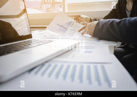 Business Berater Analyse der Zahlen, die die Fortschritte in der Arbeit des Unternehmens, Business Team Konzept. Stockfoto