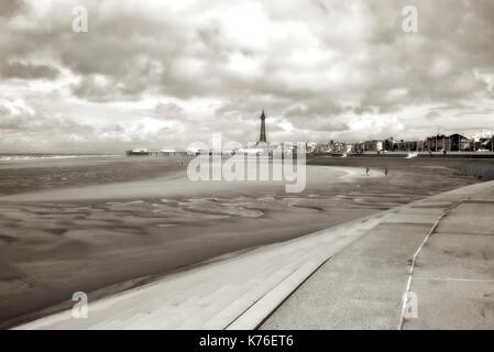 Nostalgische Aussicht auf den Central Pier und den Turm von South Shore, Blackpool, Lancashire, Großbritannien Stockfoto