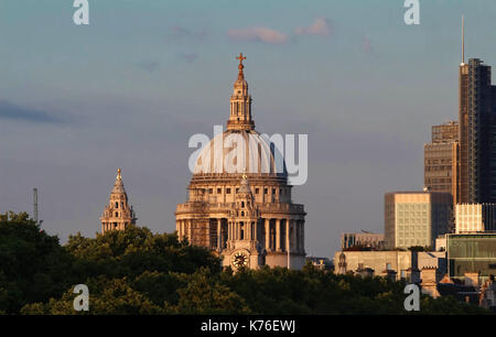 Der Blick auf die Kuppel von St. Paul's Cathedral, London, Vereinigtes Königreich. Stockfoto