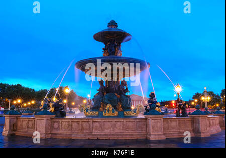 Der Brunnen auf der Place de la Concorde bei Nacht, Paris. Stockfoto