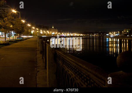 Nachtansicht des Berezhkovskaya Damm, ohne Menschen, Moskwa, Moskau, Russland. Stockfoto