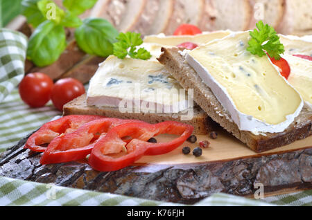 Frische Roggen Vollkornbrot mit blauen Schimmelkäse Stockfoto