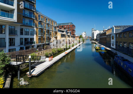 Modernes Gehäuse entlang Limehouse Cut Kanal in London, England, Vereinigtes Königreich, Großbritannien Stockfoto