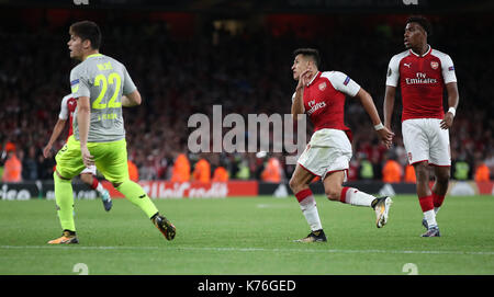 Von Arsenal Alexis Sanchez (Mitte) Kerben erste Ziel seiner Seite des Spiels während der Europa League Match im Emirates Stadium, London. Stockfoto