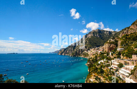 Die wunderschöne Amalfi Küste in der Nähe von Sorrento, mit viele Boote in der bunten Mittelmeer Stockfoto