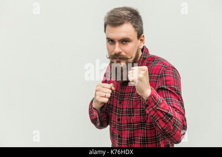 Boxen. Junge Erwachsene Geschäftsmann, bereit zum Kampf auf grauem Hintergrund. studio Shot Stockfoto