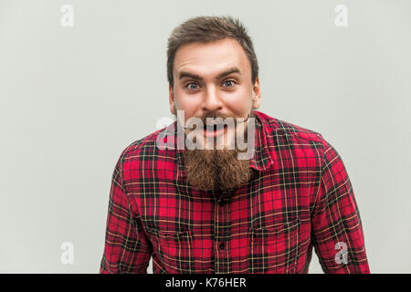 Was!? Auf keinen Fall! Überrascht junger erwachsener Mann mit geöffnetem Mund und großen Augen. Mit Blick auf die Kamera. Auf grauem Hintergrund isoliert, Studio shot Stockfoto