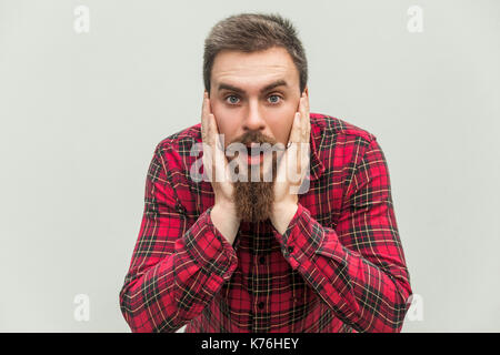 Auf keinen Fall! Überrascht junger erwachsener Mann mit geöffnetem Mund und großen Augen. Mit Blick auf die Kamera. Auf grauem Hintergrund isoliert, Studio shot Stockfoto