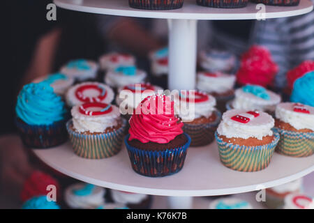 Schön bunt und Veranstaltungsräume Catering mit Candy Bar dessert Tabelle mit verschiedenen süßen auf Kindergeburtstag mit Kindern um Stockfoto