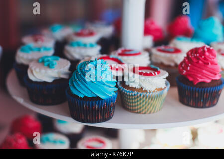 Schön bunt und Veranstaltungsräume Catering mit Candy Bar dessert Tabelle mit verschiedenen süßen auf Kindergeburtstag mit Kindern um Stockfoto