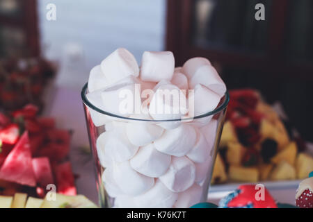 Schön bunt und Veranstaltungsräume Catering mit Candy Bar dessert Tabelle mit verschiedenen süßen auf Kindergeburtstag mit Kindern um Stockfoto