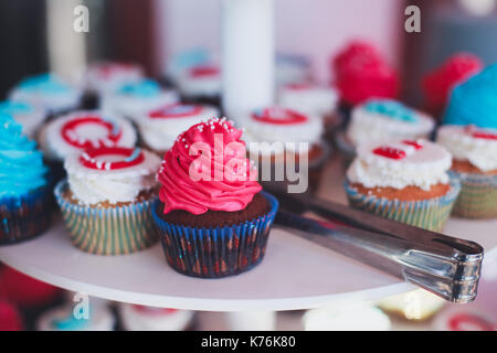 Schön bunt und Veranstaltungsräume Catering mit Candy Bar dessert Tabelle mit verschiedenen süßen auf Kindergeburtstag mit Kindern um Stockfoto