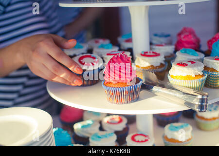 Schön bunt und Veranstaltungsräume Catering mit Candy Bar dessert Tabelle mit verschiedenen süßen auf Kindergeburtstag mit Kindern um Stockfoto