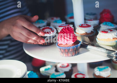 Schön bunt und Veranstaltungsräume Catering mit Candy Bar dessert Tabelle mit verschiedenen süßen auf Kindergeburtstag mit Kindern um Stockfoto