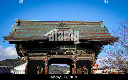 Nagano, Japan - Dec 29, 2015. Haupteingang der Zenkoji Tempel in Nagano, Japan. Zenko-ji wurde gegründet, bevor der Buddhismus in Japan in mehrere Split Stockfoto