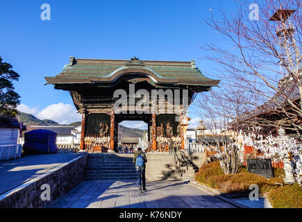 Nagano, Japan - Dec 29, 2015. Menschen besuchen Zenkoji Tempel in Nagano, Japan. Zenko-ji wurde gegründet, bevor der Buddhismus in Japan in mehrere Split Stockfoto