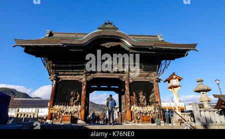 Nagano, Japan - Dec 29, 2015. Menschen Zenkoji Tempel in Nagano, Japan. Zenko-ji wurde gegründet, bevor der Buddhismus in Japan aufgeteilt in mehrere Unte Stockfoto