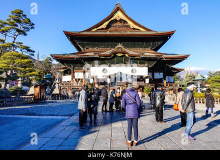 Nagano, Japan - Dec 29, 2015. Menschen bei Zenkoji Tempel in Nagano, Japan zu beten. Zenko-ji wurde gegründet, bevor der Buddhismus in Japan aufgeteilt in mehrere Diff Stockfoto