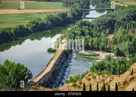 Tordesillas antike Brücke über Fluss Duero Stockfoto