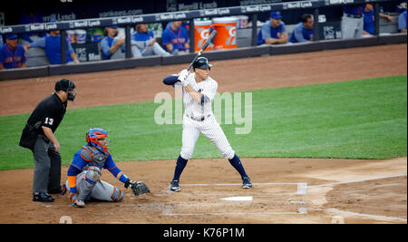 Die New York Mets, die auf der New York Yankees während einer der 2017 U-Serie Spiel im Yankee Stadium mit: Aaron Beurteilen, Wo: Bronx, New York, United States Wann: 14 Aug 2017 Quelle: WENN.com Stockfoto