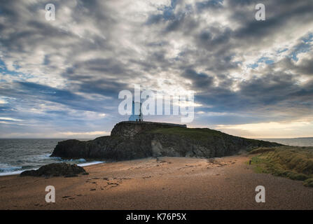 TWR Mawr Leuchtturm Landschaft vom Strand mit dramatischen Himmel und Wolken-Formationen Stockfoto