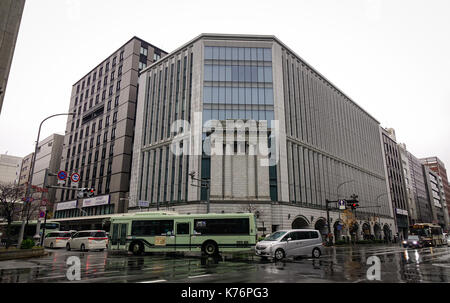 Kyoto, Japan - 27.November 2016. Der Verkehr in der Innenstadt von Kyoto, Japan. Kyoto war die Hauptstadt von Japan für über ein Jahrtausend, und trägt einen Ruf als es Stockfoto