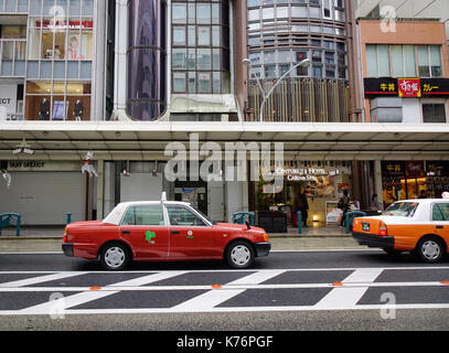 Kyoto, Japan - 27.November 2016. Taxis an der Innenstadt in Kyoto, Japan. Kyoto war die Hauptstadt von Japan für über ein Jahrtausend, und trägt einen Ruf als seine Stockfoto