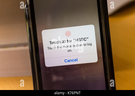 Touch ID der HSBC Mobile Banking App auf dem iPhone SE Bildschirm des Smartphones Stockfoto