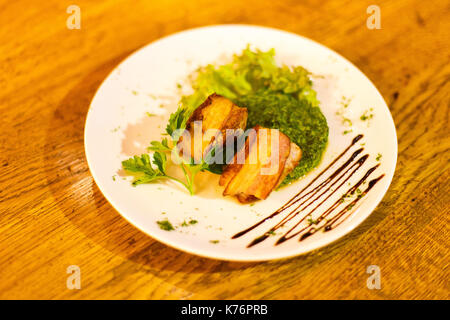 Die Seitenansicht der Salat mit gegrilltem Fleisch und mit Brauner Soße und Alpha Assault eingerichtet. Stockfoto