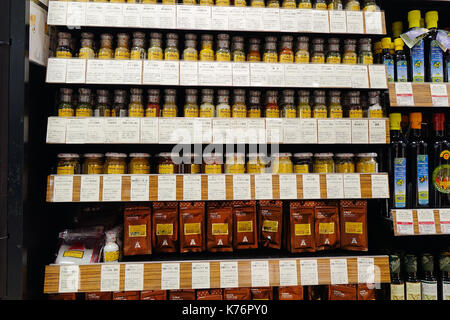 Kyoto, Japan - 27.November 2016. Lebensmittel im Supermarkt in Kyoto, Japan. Kyoto ist eine Stadt im zentralen Teil der Insel Honshu, Japan. Stockfoto