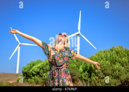 Windenergieanlagen Frau Stockfoto