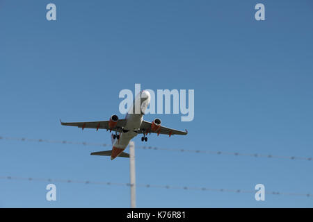 Easyjet Airbus A 320-214 Flugzeuge, über perimiter Zaun von Bristol Airport dauert Stockfoto