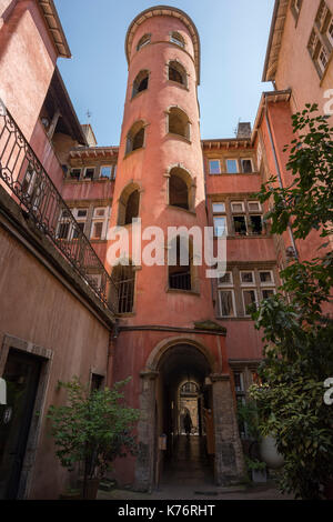 Vertikaler Blick auf den Innenhof eines mittelalterlichen Traboules in Vieux Lyon, Frankreich, historische Wege, die einst Handwerker schützten, Tourismus in Lyon Stockfoto