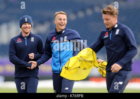 England's Eoin Morgan (links), Tom Curran (Mitte) und Jos Buttler während einer Netze Session im Emirates Riverside, Durham. Stockfoto