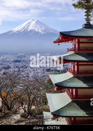 Blick auf den Fujisan mit Chureito Pagode in Yamanashi, Japan. Der Chureito Pagode ist eine 5 stöckige Pagode auf der Bergseite mit Blick auf Mount Fuji. Stockfoto
