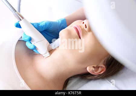 Straffung der Haut des Halses. Das vakuum Massage mit einer speziellen Kopf. Frau in der Klinik für ästhetische Medizin. Stockfoto