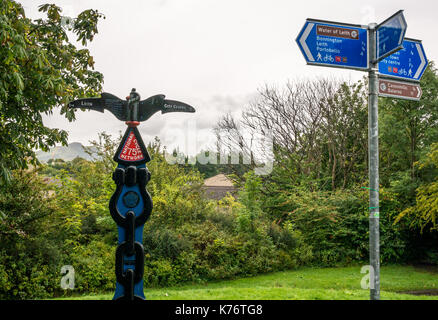 Cycle Route 75 Schild Richtungen auf Wasser des Leith Gehweg und Radweg, Stedfastgate, Warriston, Trinity, Edinburgh, Schottland, auf feuchten regnerischen Tag Stockfoto