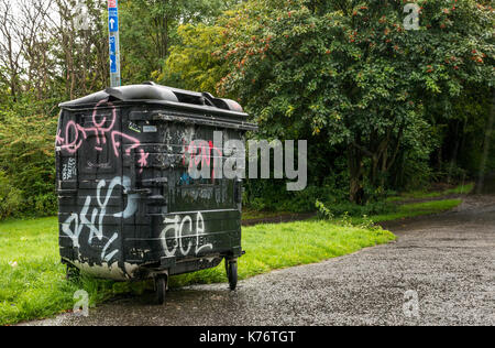 In der Nähe von Graffitis auf vandalized bin auf cycle Route 75 auf dem Wasser von Leith Radweg an Stedfastgate, Warriston, Trinity, Edinburgh, Schottland, Großbritannien Stockfoto