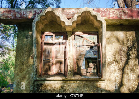 Zerbrochene Fenster des Wohnungsbaus an verlassenen Maharishi Mahesh Yogi Ashram (Beatles Ashram). Stockfoto