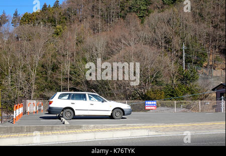 Kyoto, Japan - Jan 1, 2016. Autos am Parkplatz in Kyoto, Japan. Kyoto diente als Japans Hauptstadt und Residenz des Kaisers von 794 bis 1868. Stockfoto