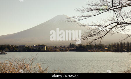 Blick auf den Berg Fuji und die kawaguchiko See bei Sonnenuntergang in Japan. Mt. Fuji ist ein aktiver Vulkan ca. 100 Kilometer südwestlich von Tokio. Stockfoto